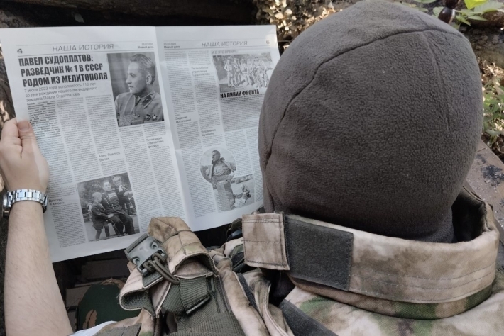 Газету в каждый окоп: вояк рф осчастливили краденным мелитопольским изданием (фото)