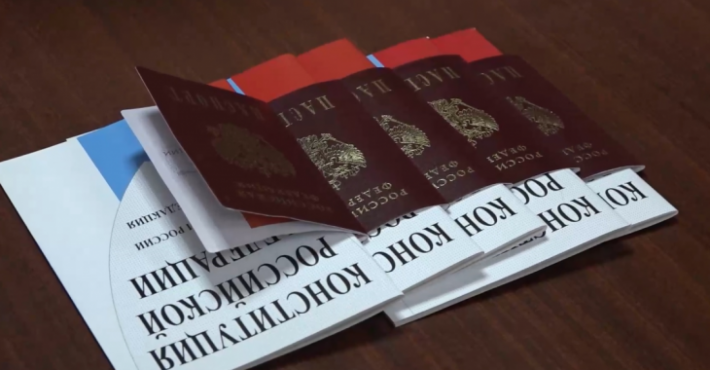 "Добровільно-примусово": як жителів Мелітополя заганяють у паспортне ярмо (фото)