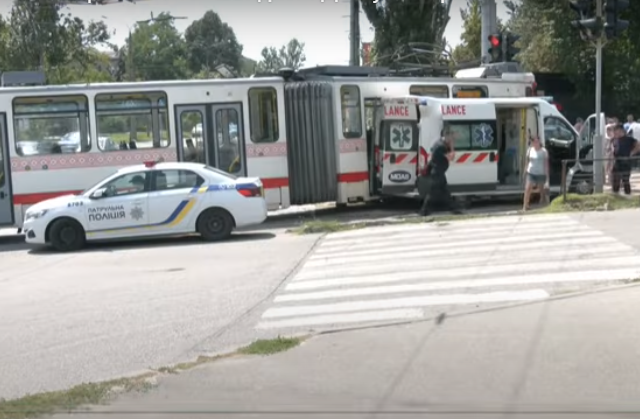 В Запорожье "скорая" столкнулась с трамваем