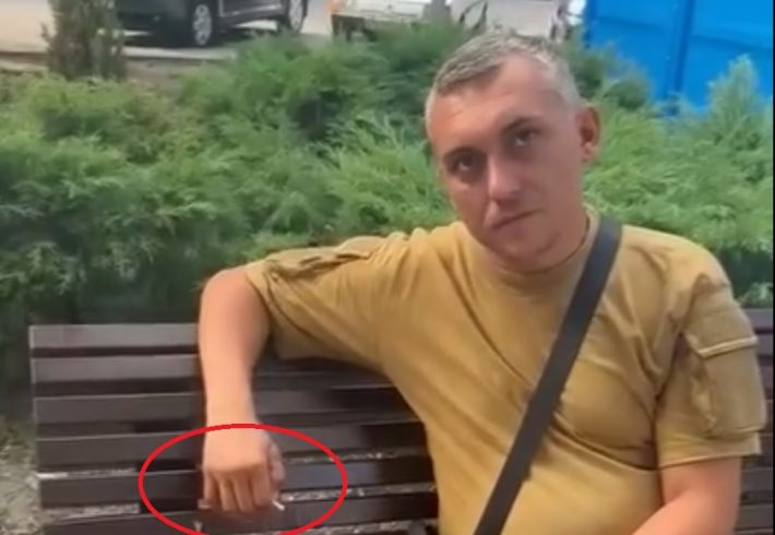 Муниципальных борцов с курильщиками в Запорожье застали за курением в общественном месте (фото)