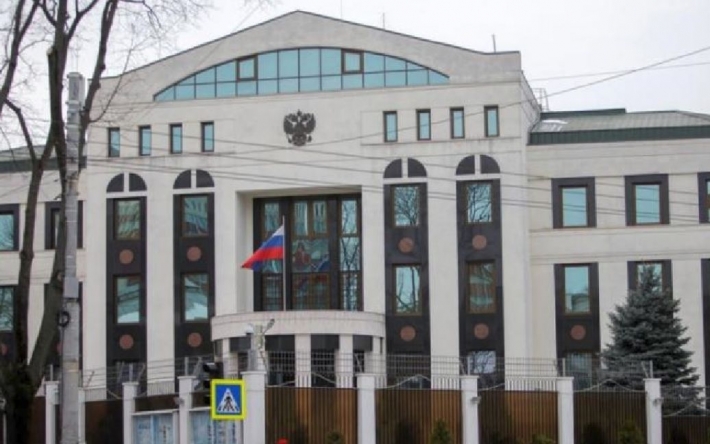 В Кишиневе водитель "Мерседеса" протаранил российское посольство и скрылся