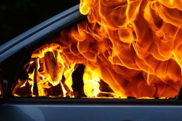 В Запорожье горел легковой автомобиль: что известно