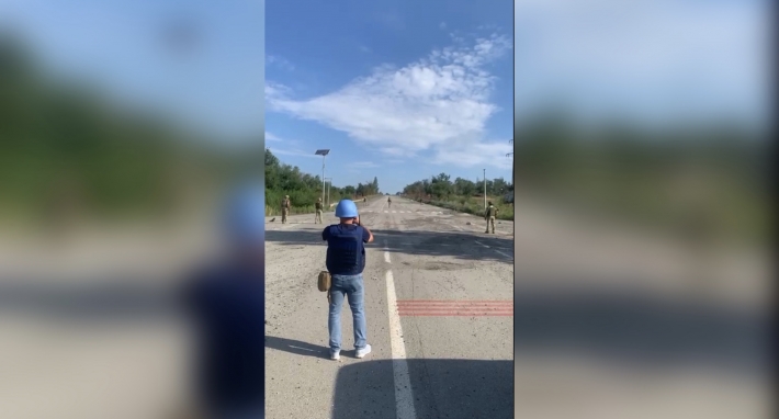 Эксперты МАГАТЭ на пути к Запорожской АЭС наткнулись на мины (видео)