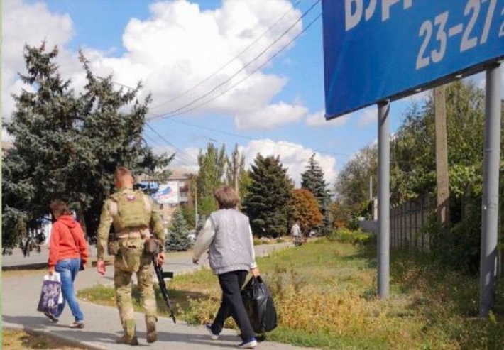 В Мелитополь оккупанты завезли десант "политтехнологов" и готовят к подомовому обходу "расстрельные тройки" (фото)