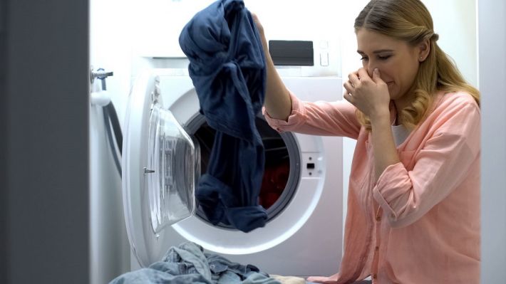 Чому речі після прання погано пахнуть: поширені помилки, яких варто уникати