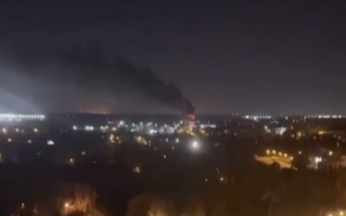 В подмосковном Домодедово прозвучали взрывы и загорелся пожар (видео)