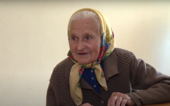 На Рівненщині 96-річна жінка вперше отримала закордонний паспорт: поїде в Амстердам