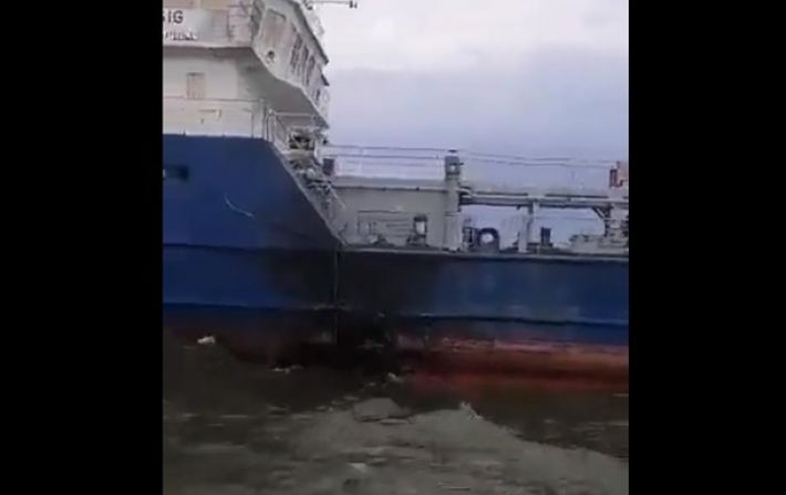 Пробоина на ватерлинии: опубликовано видео атакованного танкера РФ