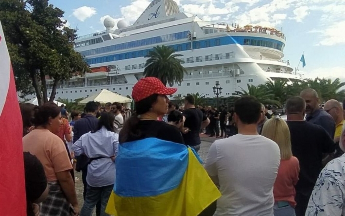 Принимала участие в акции против лайнера с россиянами: в Грузии оштрафовали украинку