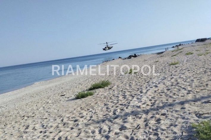 Ворожі вертольоти над Кирилівкою розганяють нечисленних туристів (фото, відео)