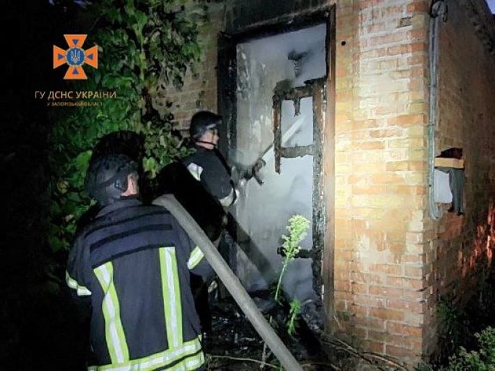 Запорожские пожарные потушили пожар, возникший в результате вражеских обстрелов