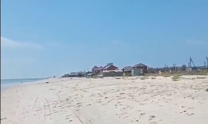 Одна на всё побережье локация, где можно купить сладкую вату, медузы и пустые пляжи - в сети показали Кирилловку в разгар августа (видео)