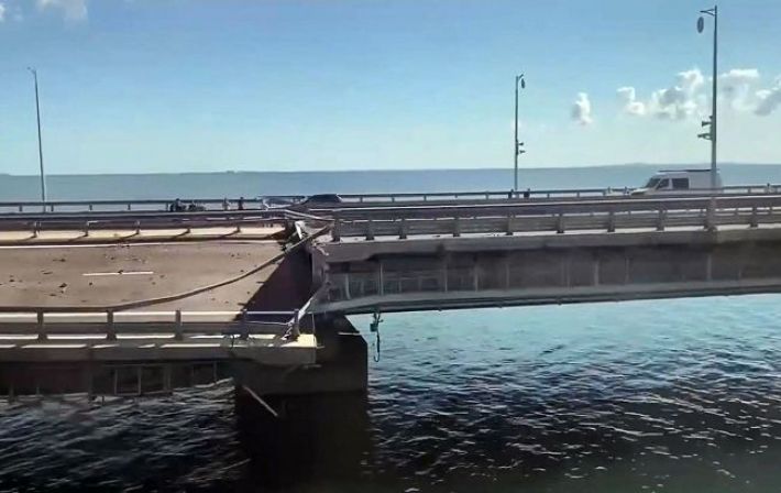 CNN показало видео, как СБУ атаковала морскими дронами Крымский мост в июле