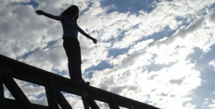 В Запорожье женщина забралась на мост и собиралась прыгнуть