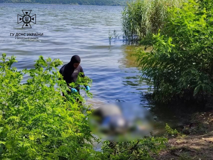 В Запорожье водолазы ГСЧС изъяли из водоема тело погибшего мужчины