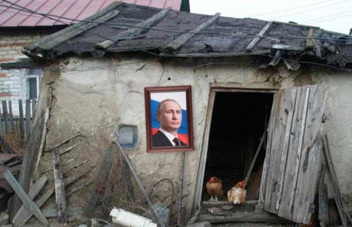В Мелитополе российские паспорта выдают в сарае с портретом путина