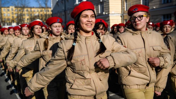 Окупанти в Мелітополі видають допомогу школярам, які пишуть заяву на вступ до кремлівських рухів