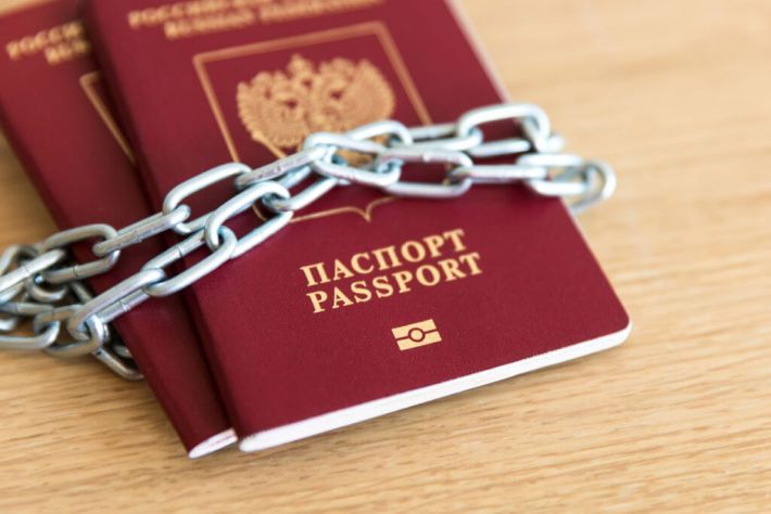Европа закрыла двери обладателям "куриных" паспортов - мелитопольцы теперь не выездные