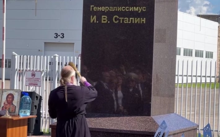 В России священник освятил памятник Сталину: видео