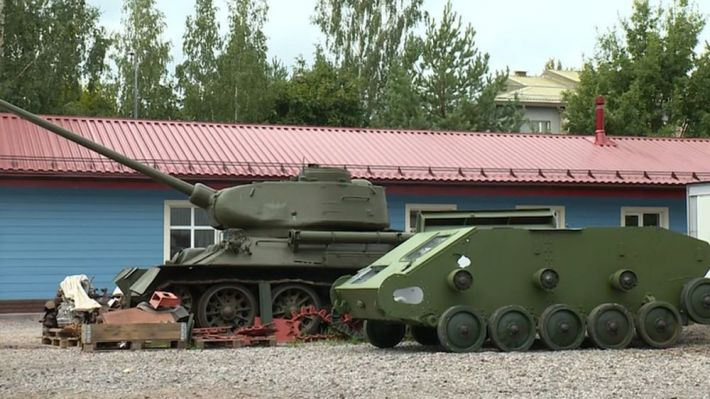 В Мелитополь коллаборанты собираются притянуть на парад украденный с постамента танк (фото)
