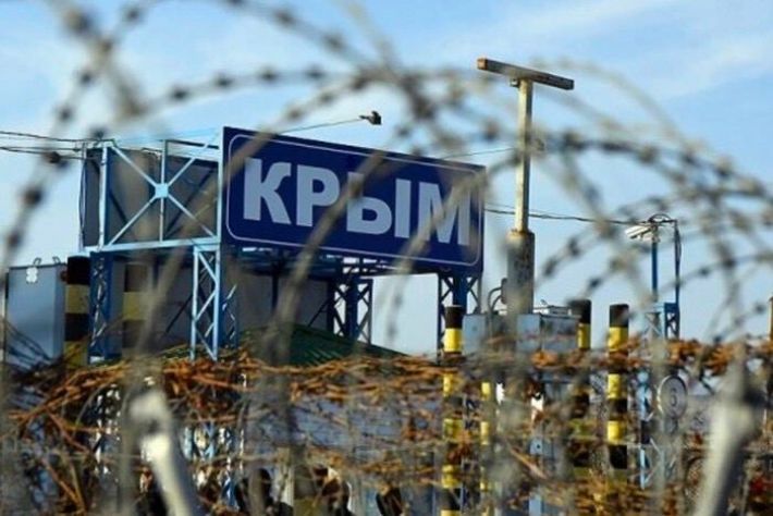 Пять часов в клетке за украинский паспорт – как жители Мелитополя эвакуируются через Крым