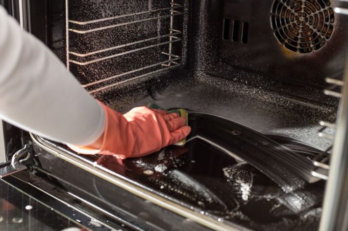 Как отмыть липкий нагар в духовке: простое домашнее средство растворит жир