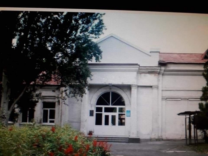 Враг повредил памятник архитектуры в Орехове (фото)