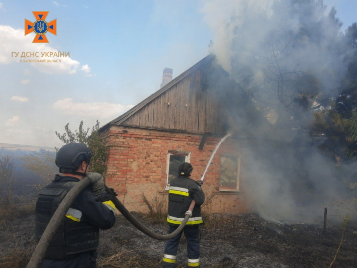 В Запорожье в результате обстрелов горел жилой дом