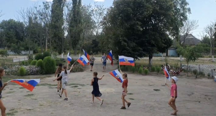 Советский союз отдыхает - рашисты в Мелитополе превратили детей в дрессированных обезьянок (фото, видео)