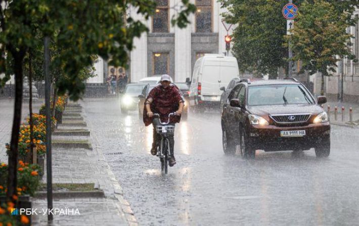 Затоплені вулиці, "гейзери" та затримка транспорту: в Києві розгулялася негода