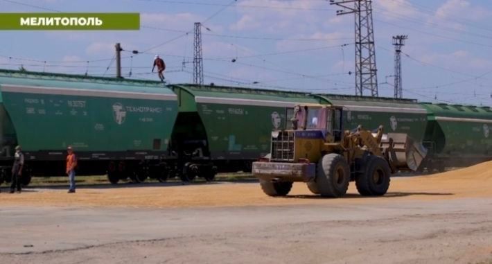 Окупанти у спішному порядку завозять залізничні вагони в Мелітополь