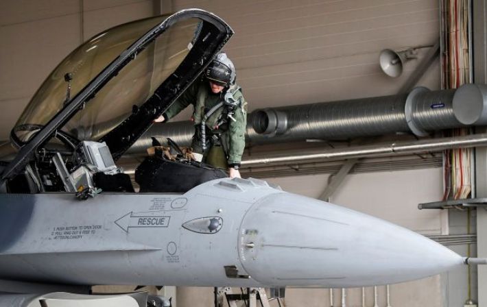 США готовы начать обучение украинских пилотов на F-16: в Пентагоне назвали условие