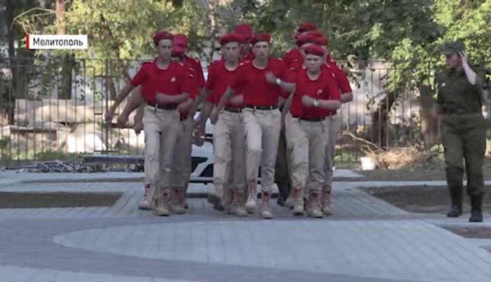 Багато з них замислюються про службу в армії - фейкова міністерка в Мелітополі прояснила майбутнє "юнармійців" (відео)