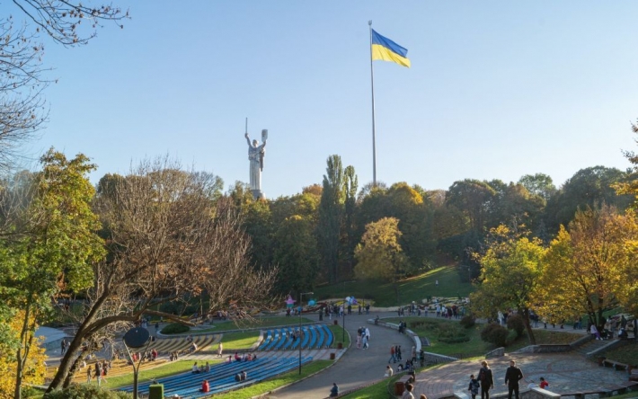 С ним идут в бой, поднимаются на пьедесталы: Украина 23 августа отмечает День Государственного Флага