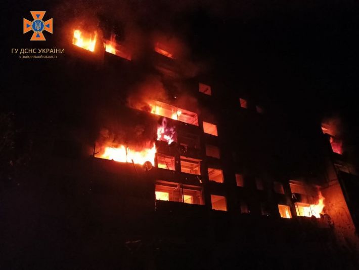 Рашисты атаковали Орехов: загорелась 9-этажка (фото)