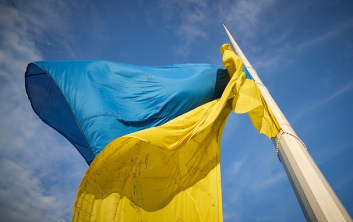 Зеленский поздравил украинцев с Днем флага