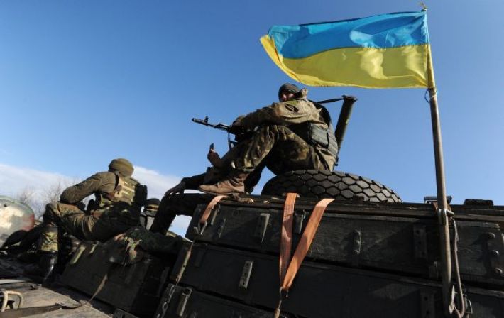 Українські військові підняли прапор над селом Роботине