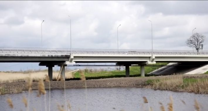 У Мелітополі після ремонту "втомленого мосту" фури все одно їздять в об'їзд