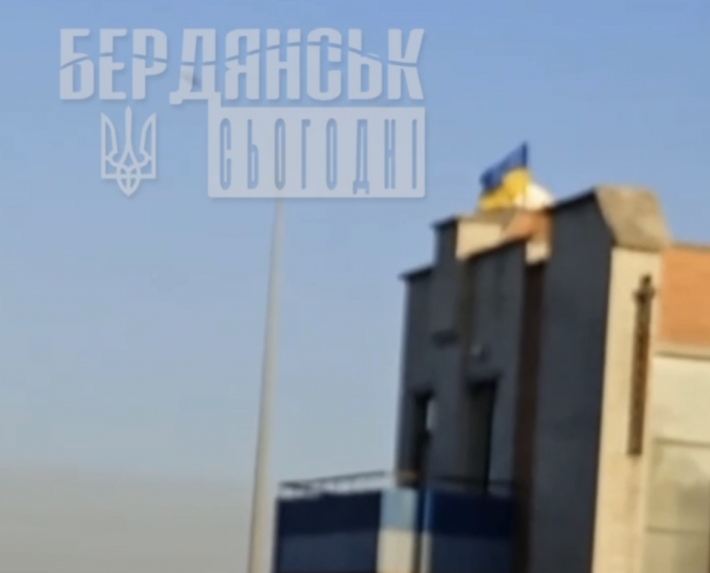 Во временно оккупированном Бердянске развивается украинский флаг (видео)