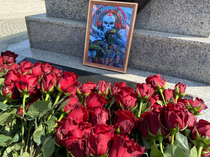 В Мелитополе устроили "стихийный" мемориал погибшим вагнеровцам (фото)