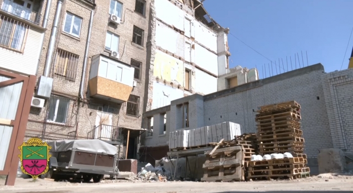 В Запорожье в одном доме который пострадал от ракет восстановили первый этаж (видео)