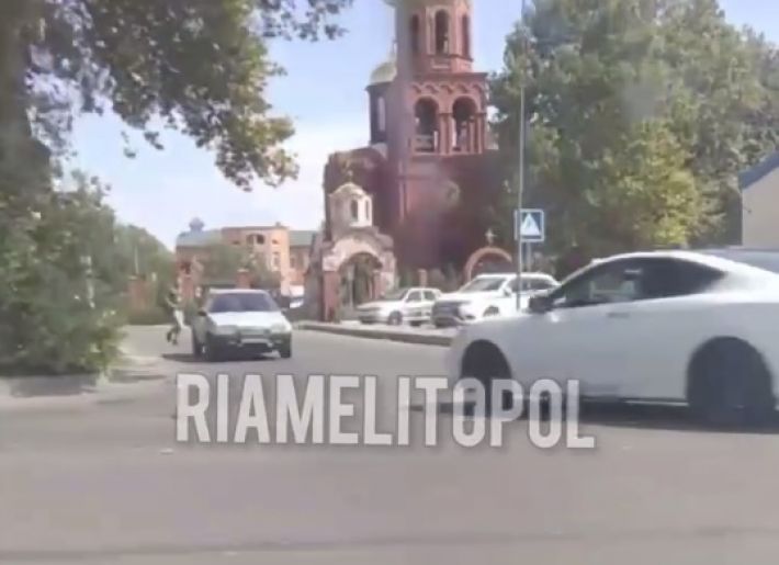 В Мелитополе легковушка вылетела на тротуар и снесла светофор (видео)