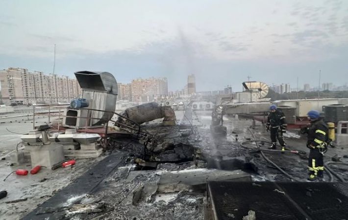 Уламки впали на "Ашан": зʼявилися фото наслідків атаки на Київ