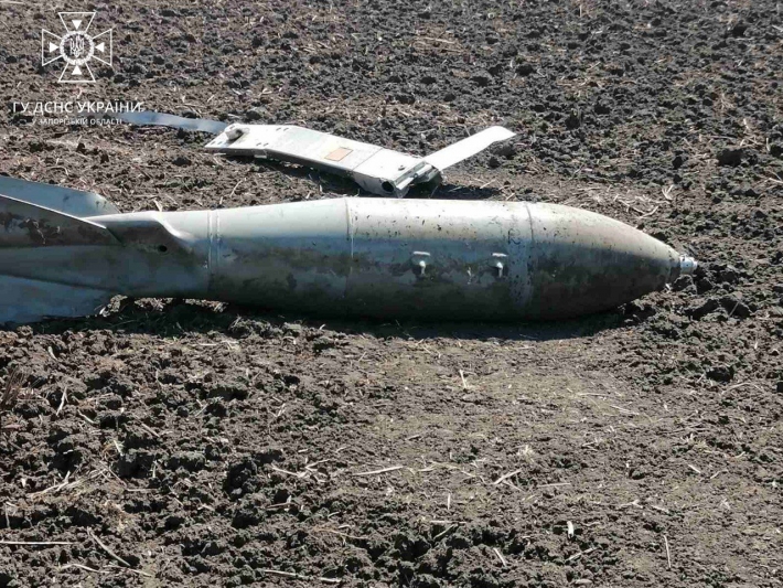 В Запорожской области пиротехники уничтожили вражескую авиабомбу