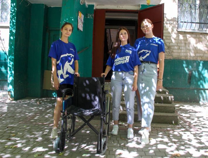 У Мелітополі юні рашисти піаряться на вживаних інвалідних візках (фото)
