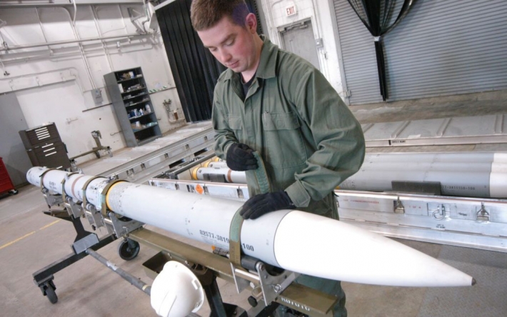 Минобороны США заказало ракеты AMRAAM для Украины