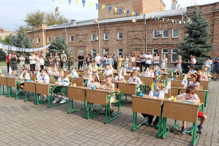 Сегодня в первый класс украинских школ пошли 320 детей из Мелитополя – 1 сентября в условиях войны (фото)