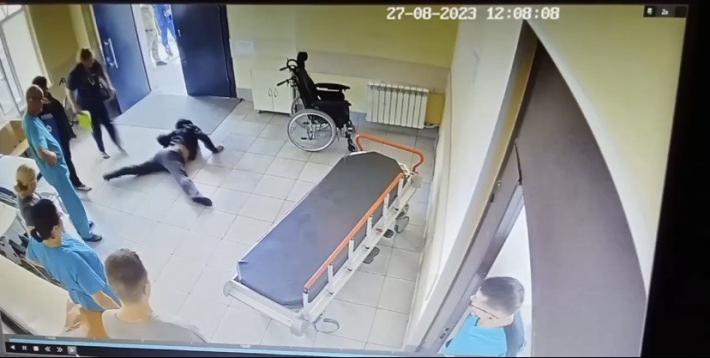 Вояка рф устроил "сеанс экзорцизма" в мелитопольской больнице (видео)