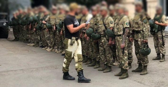 В Мелитополь оккупанты завезли сотни карателей – боятся провокаций (фото)