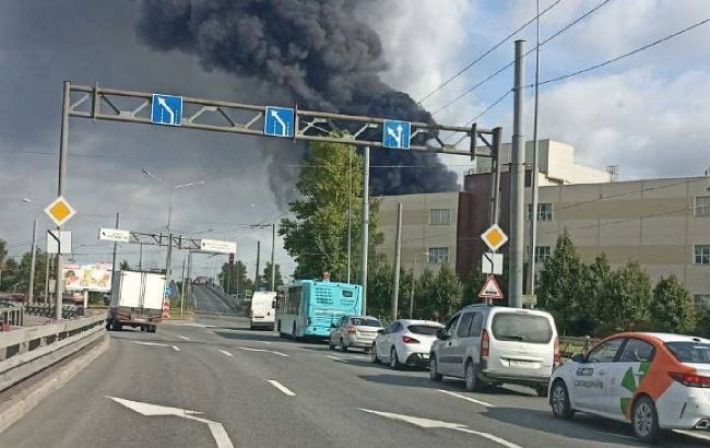 В Санкт-Петербурге горит нефтебаза, сообщают о взрывах